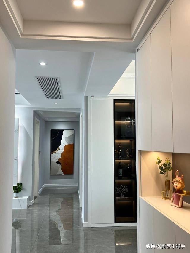 新房裝修完工，全屋定制柜子很喜歡，懸空電視墻顯得很大氣